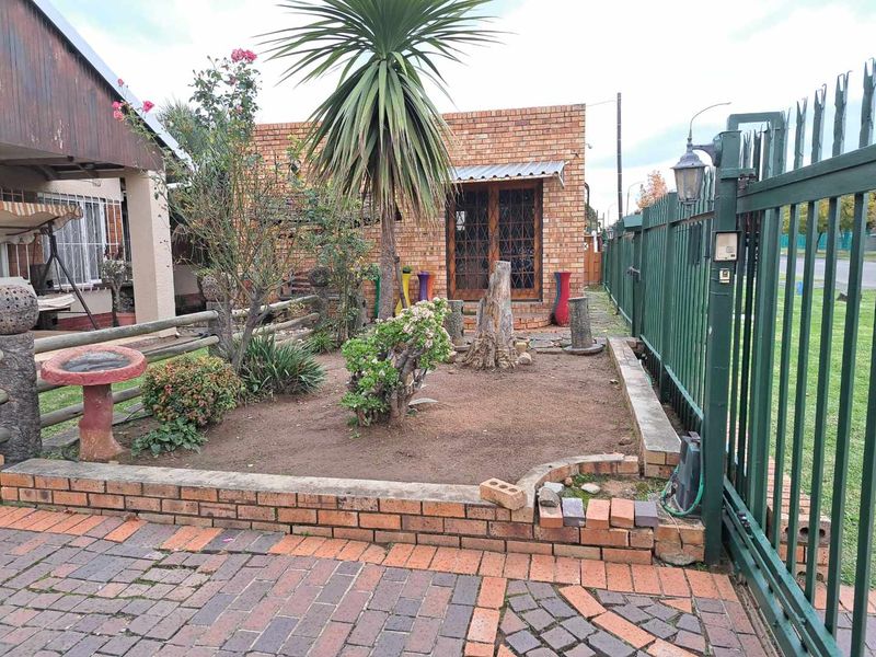 4 Bedroom Family Home with Cottage for Sale in Van Dyk Park. - Photo 3