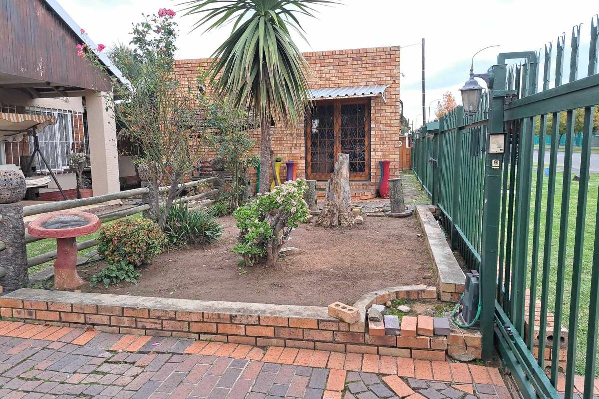 4 Bedroom Family Home with Cottage for Sale in Van Dyk Park. - Photo 3