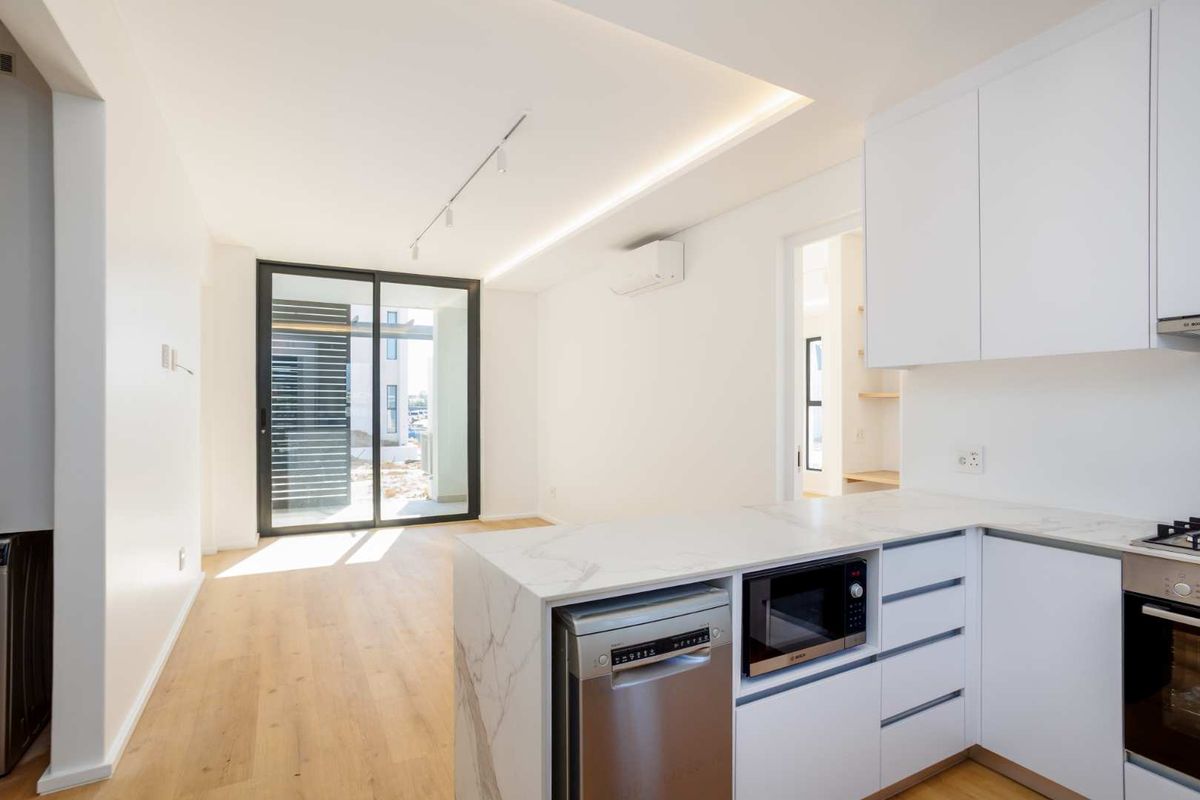 Modern Three-Bedroom Ground Floor Apartment in Val de Vie Vivante Village at Val de Vie Estate - Photo 3
