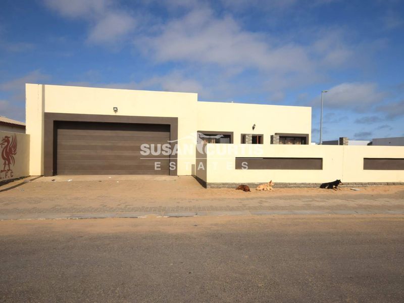 Live & Earn: 3 Bedroom Main House Plus 3 Private Flats - Photo 1