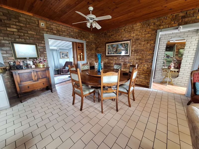 Charming 4 Bedroom Home in Boggomsbaai: Perfect for Reirement or Family Retreat - Photo 10