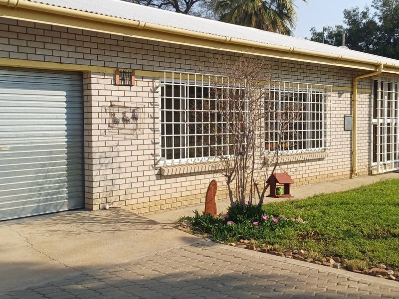 Perfect home for a family seeking space & security! - Photo 2