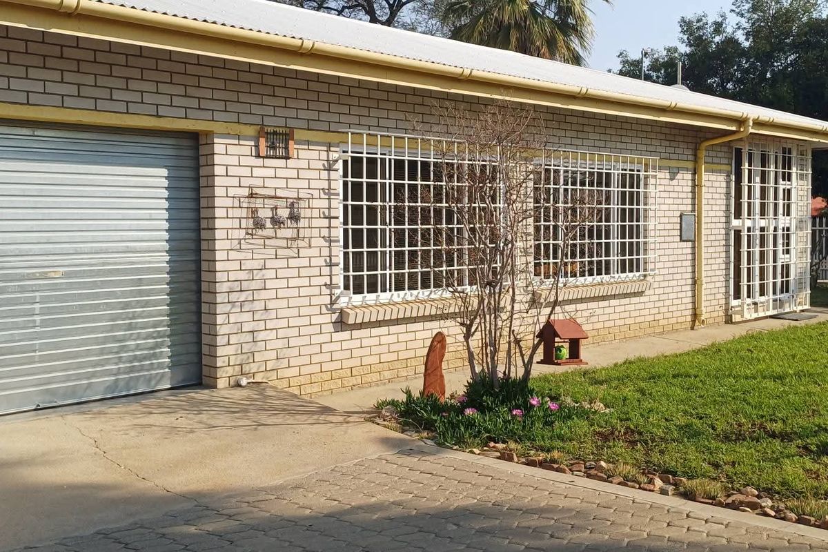 Perfect home for a family seeking space & security! - Photo 2