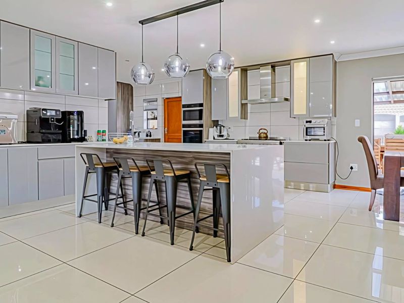 5 Bedroom House for Sale in Verwoerdpark - Photo 2