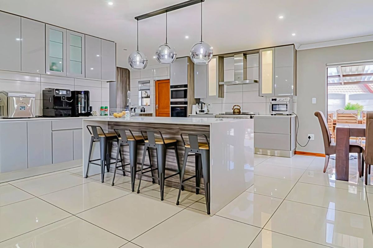 5 Bedroom House for Sale in Verwoerdpark - Photo 2