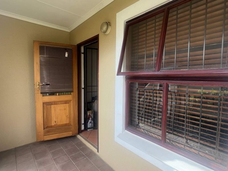 MacArthur Park Living – Neat Secure, Sunny & Move-In Ready - Photo 7