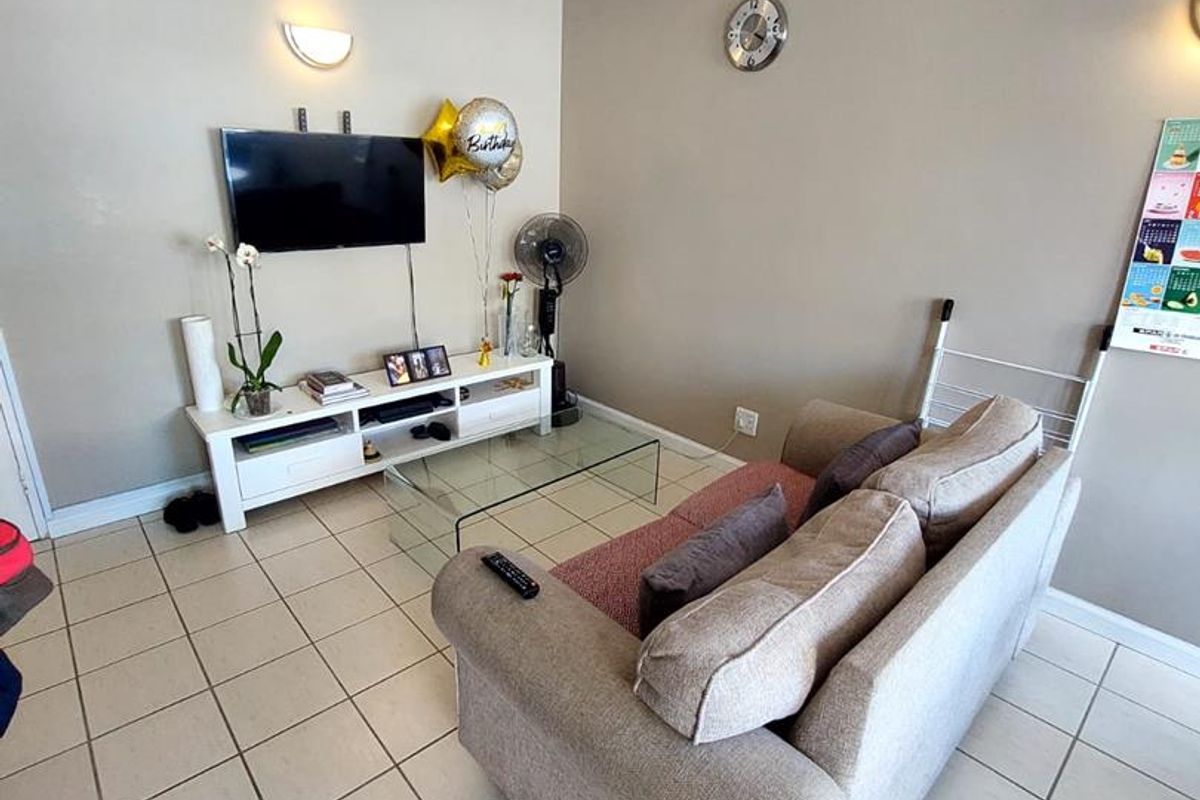 Furnished 1-Bedroom Apartment To Rent in Cape Town City Bowl - Photo 3