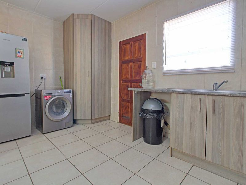 Charming Home with Expansive Main Bedroom! - Photo 5