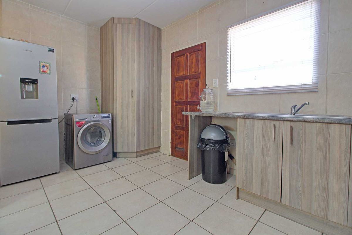 Charming Home with Expansive Main Bedroom! - Photo 5