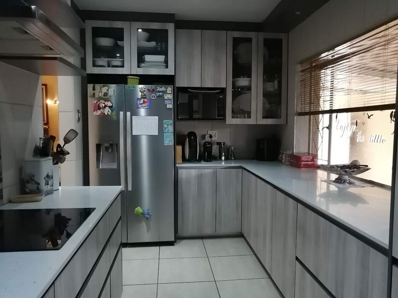 Family home with so much to offer in partially enclosed area - Photo 5