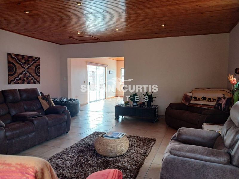 Large Family Home - Photo 2