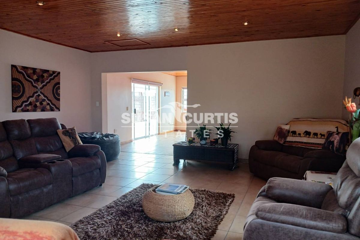 Large Family Home - Photo 2