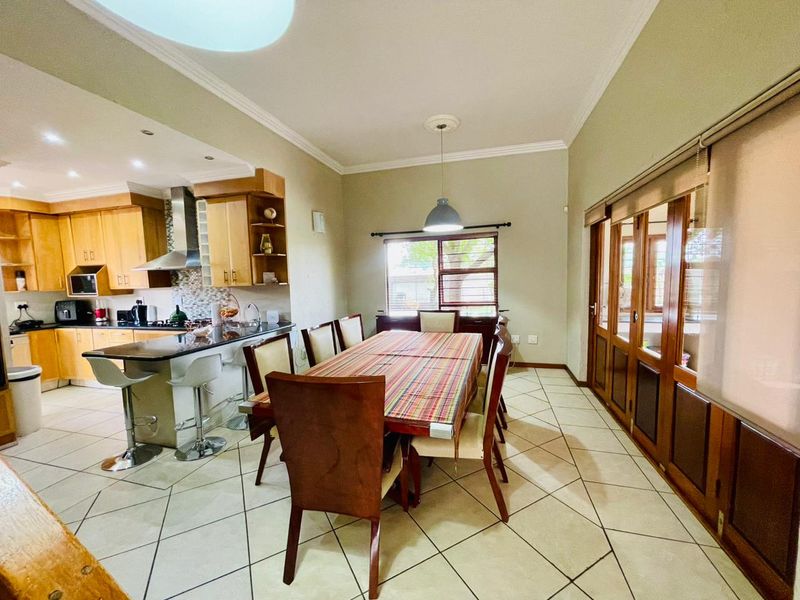 Beautiful family home with spacious living & stunning Garden - Photo 8