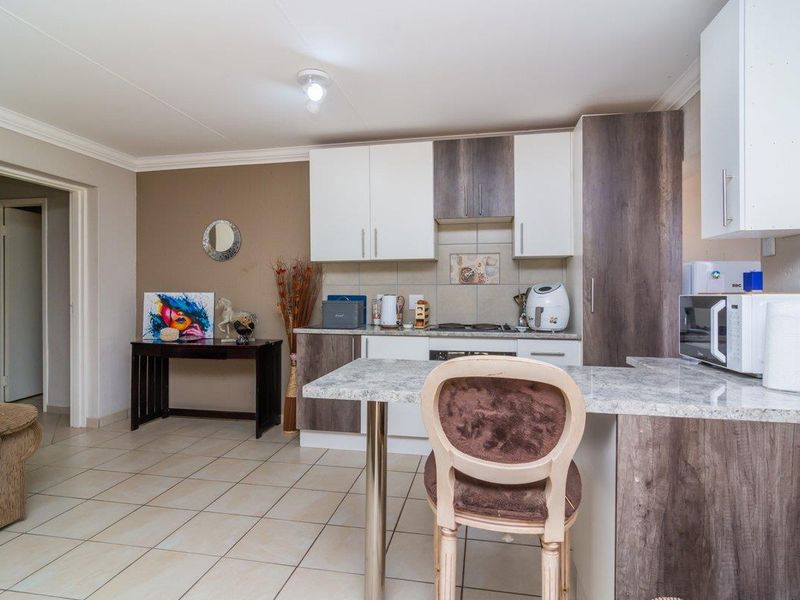 Spacious, Stylish, and Central: Your Greenhills Retreat - Photo 7