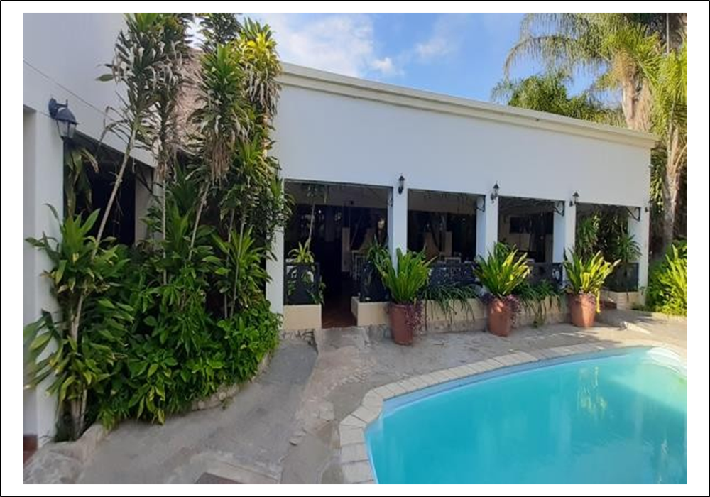 Lapa with seating area and pool