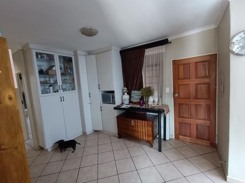 RASLOUW TOWNHOUSE  -  3 LIVING AREAS - 2 BED - 2 BATH  & 2 GARAGES - Photo 10