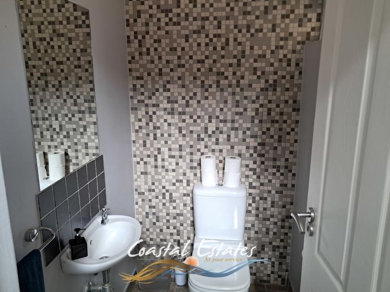 Charming Waterfront Townhouse Perfect for Airbnb Investment - Photo 4