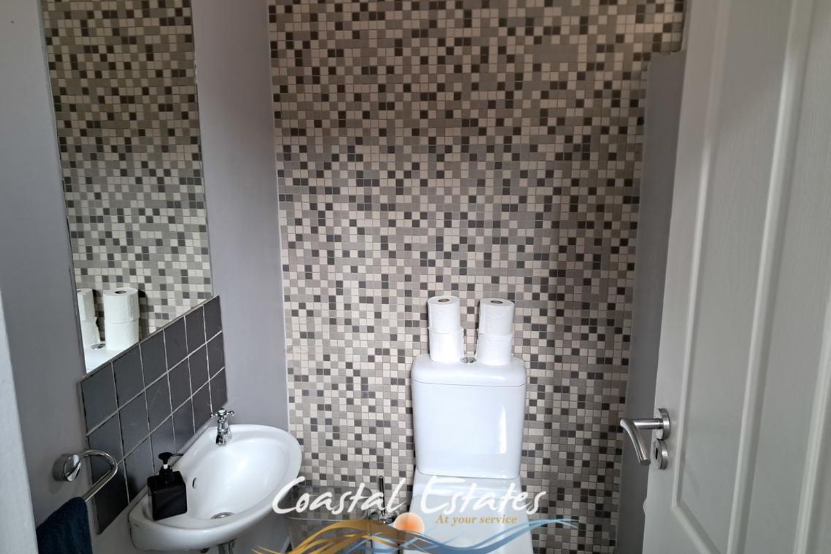 Charming Waterfront Townhouse Perfect for Airbnb Investment - Photo 4