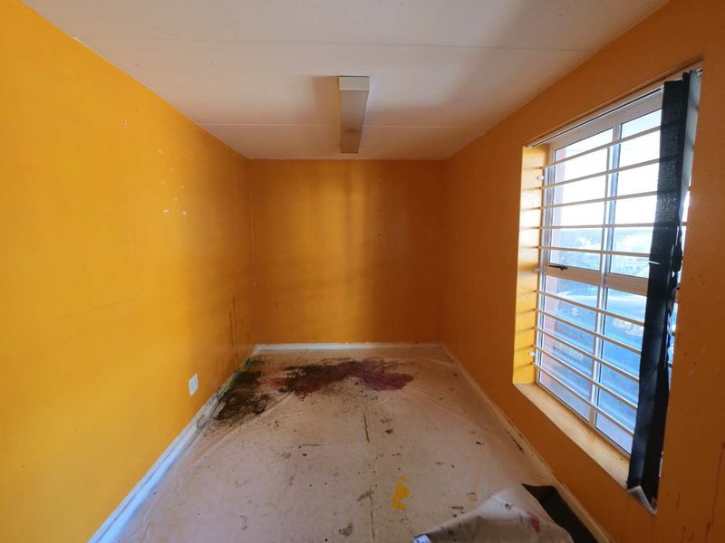 Secure double volume warehouse/offices to let - Montague Gardens. - Photo 10