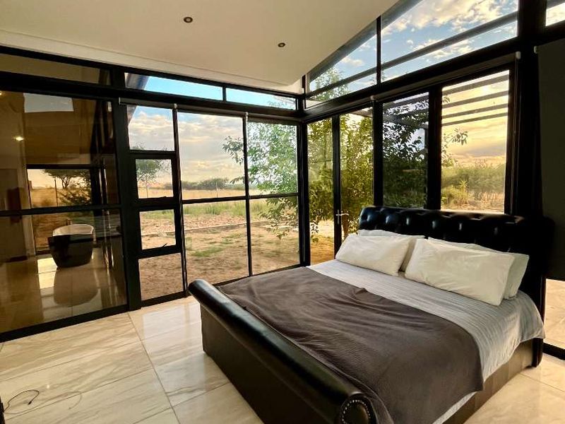 🏡 Modern 5-Bedroom Family Home with Pool in Aus View - Photo 4