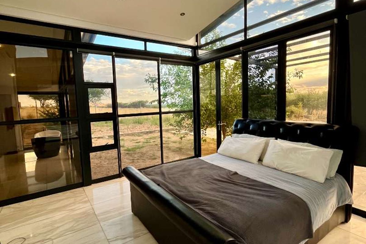 🏡 Modern 5-Bedroom Family Home with Pool in Aus View - Photo 4