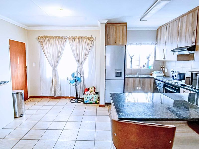 Charming Top-Floor Unit in Kingfisher: A Must-See! - Photo 5