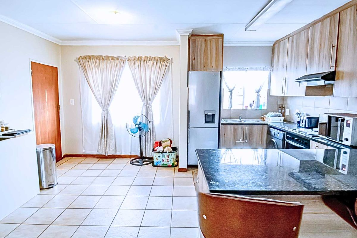 Charming Top-Floor Unit in Kingfisher: A Must-See! - Photo 5