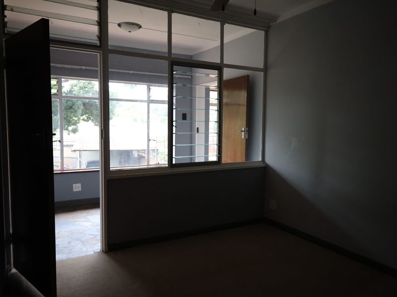 2.5-Bedroom Top-Floor Flat - Photo 9
