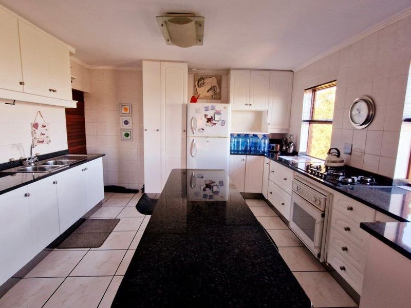 DON'T MISS OUT ON THIS AMAZING FAMILY HOME!!! - Photo 4