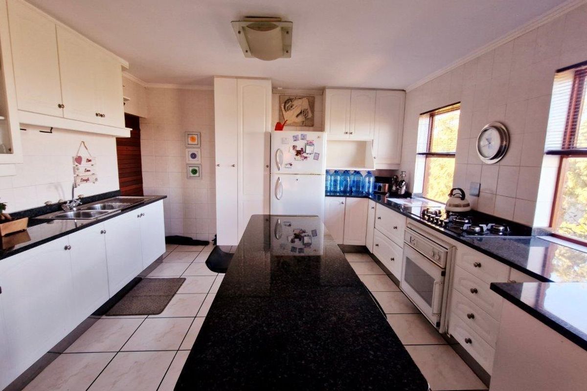 DON'T MISS OUT ON THIS AMAZING FAMILY HOME!!! - Photo 4