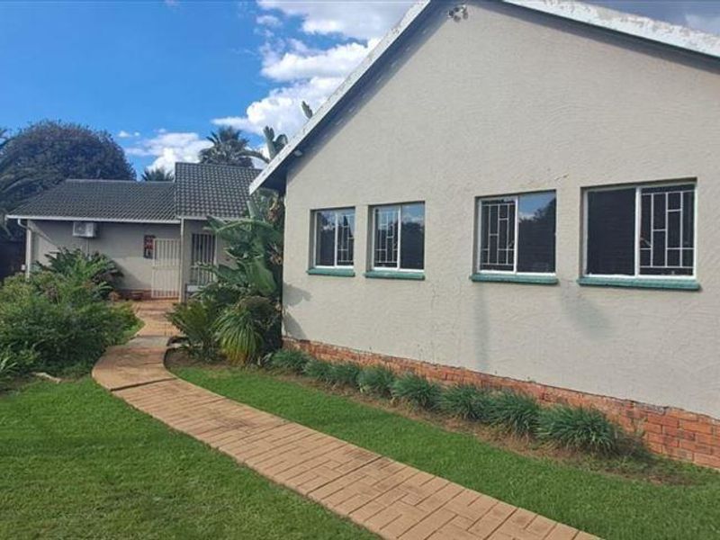 This home with modern kitchen & bathrooms has a lot to offer! - Photo 3
