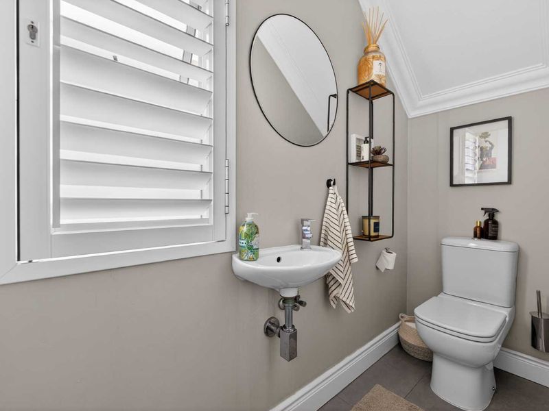 Elegant North-Facing Family Home in Quiet Cul-de-Sac - Photo 2