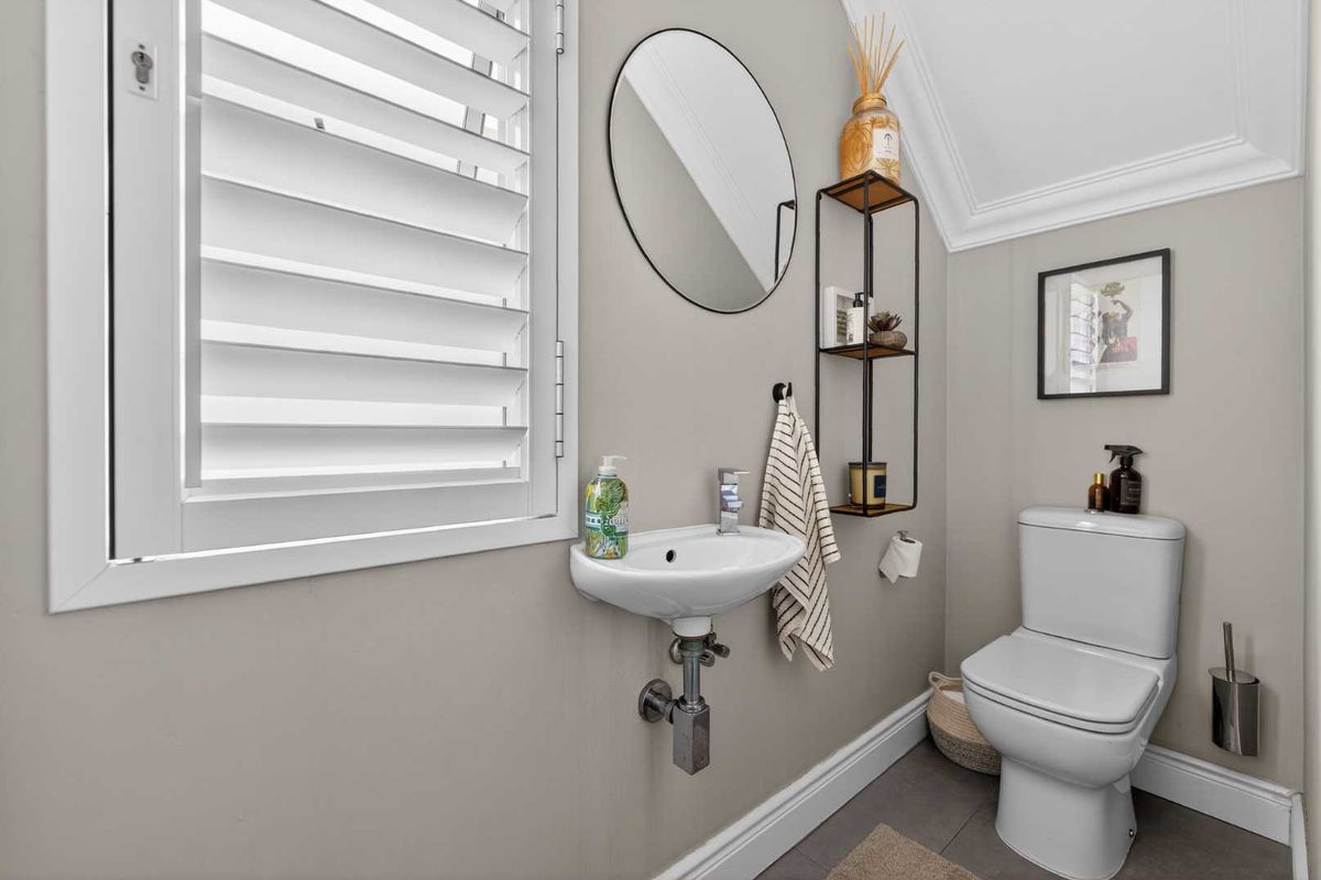 Elegant North-Facing Family Home in Quiet Cul-de-Sac - Photo 2