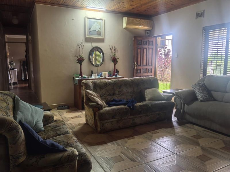 Spacious Escombe Home: 5 Beds, Big Yard, Ample Parking! - Photo 3