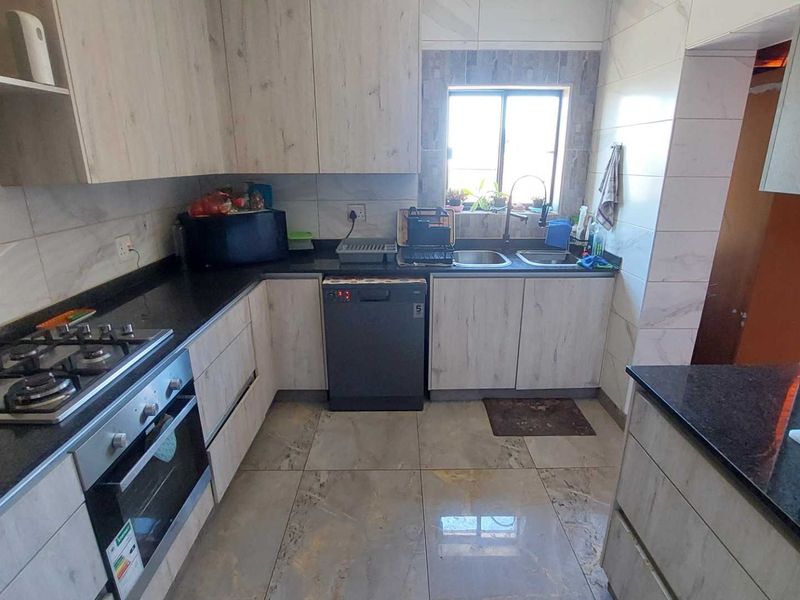 Eco-Friendly Living: Solar Panels and More Await! - Photo 8