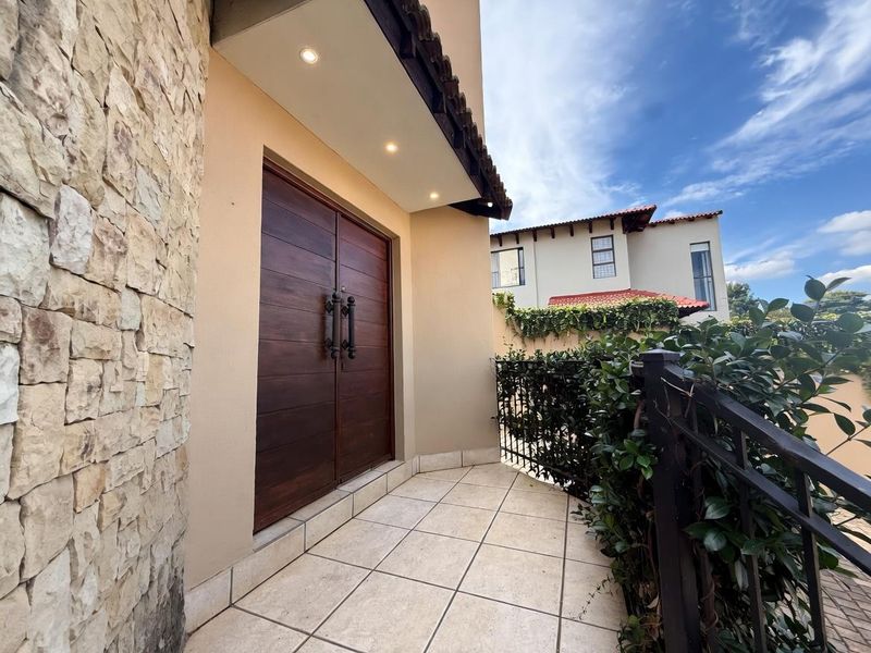 Waterkloof Golf Estate Gem – 4 Beds, Pool, Golf Course Views & Pure Elegance - Photo 4