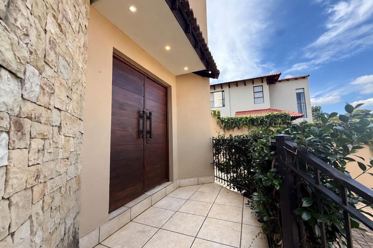 Waterkloof Golf Estate Gem – 4 Beds, Pool, Golf Course Views & Pure Elegance - Photo 4