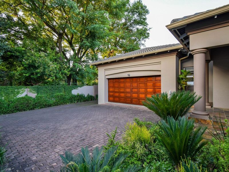 Stunning 5 Bedroom home where location is key! - Photo 3