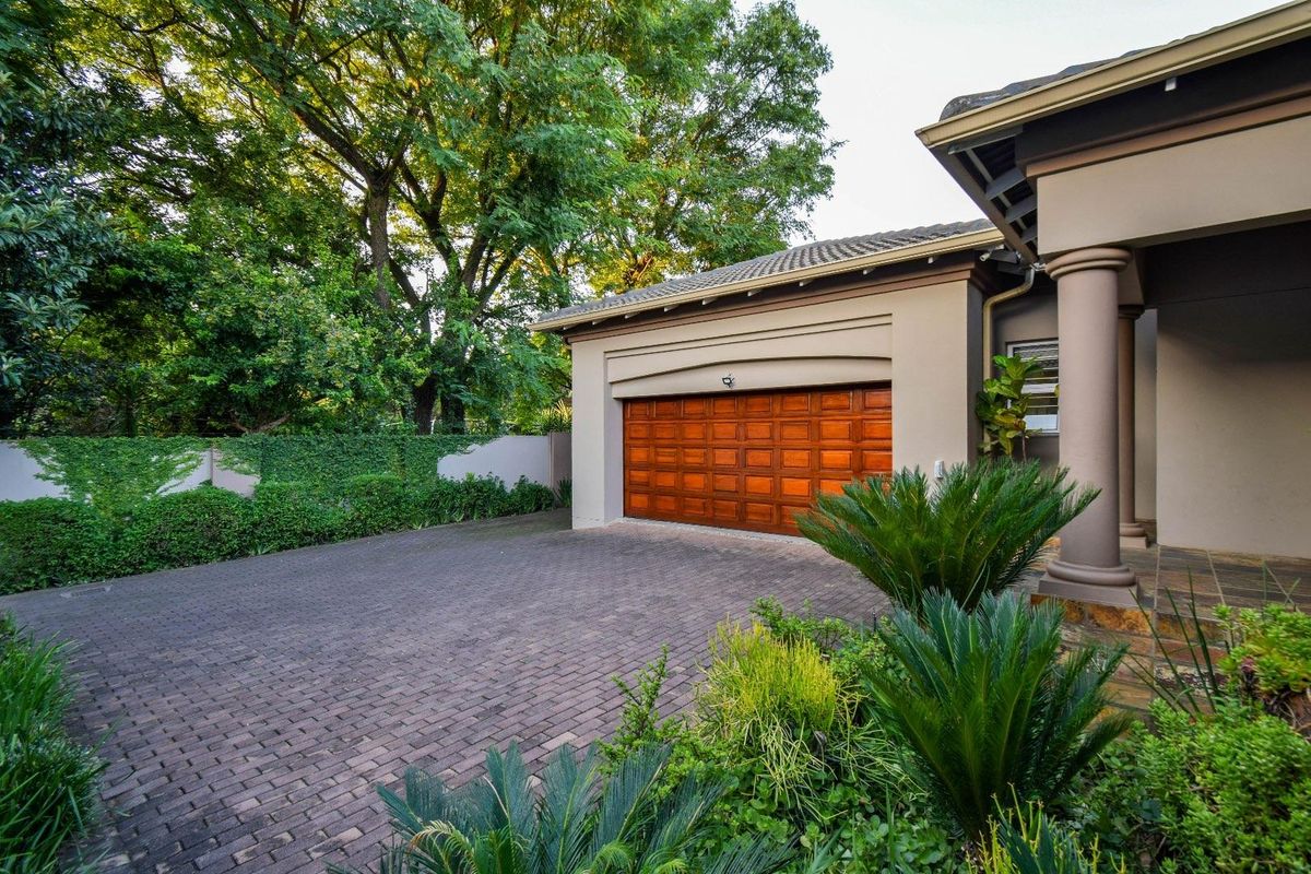 Stunning 5 Bedroom home where location is key! - Photo 3