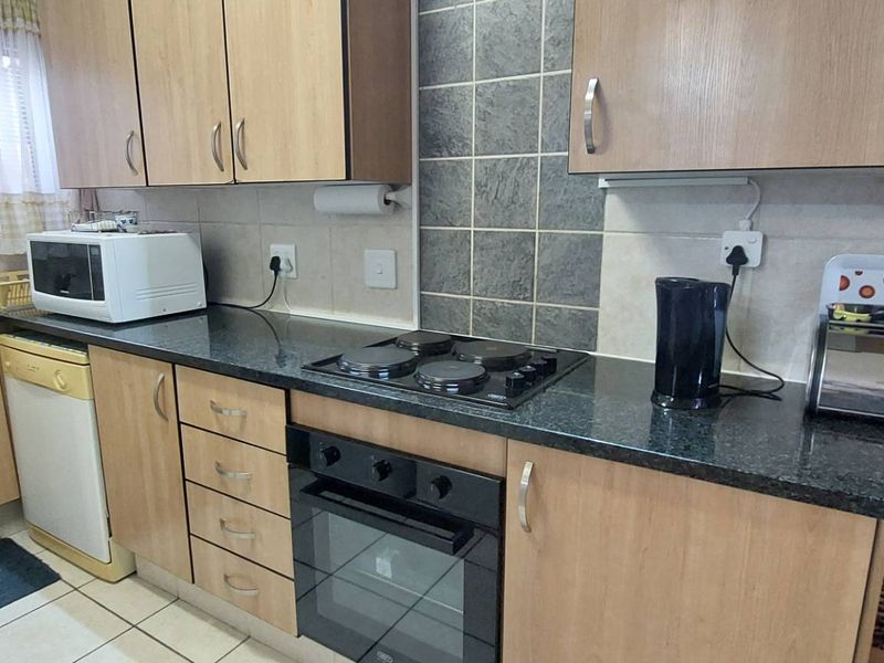 Ground Floor, 3 Bedroom, Pet Friendly Unit. - Photo 5