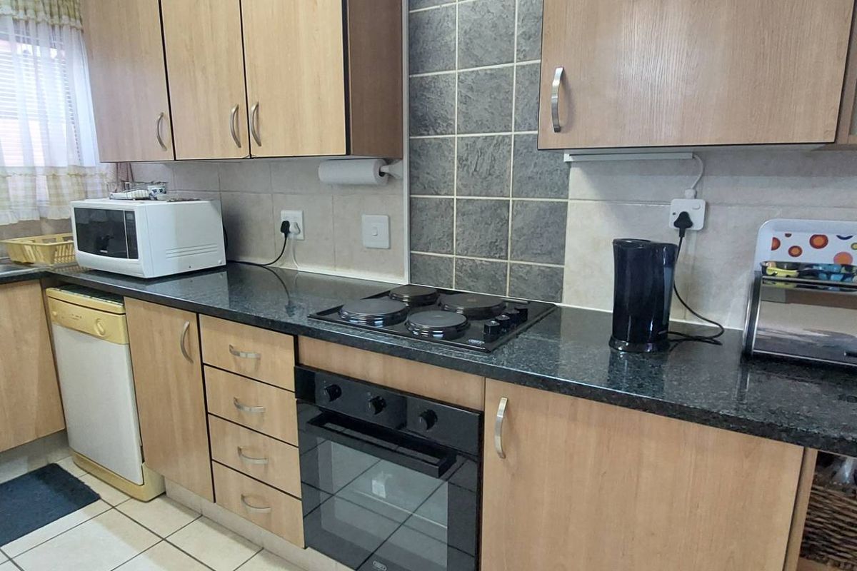 Ground Floor, 3 Bedroom, Pet Friendly Unit. - Photo 5