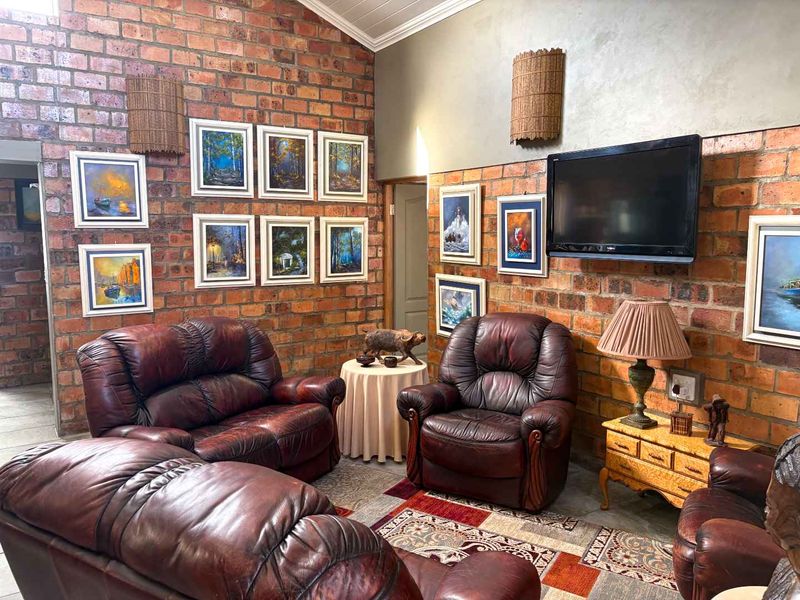 The perfect balance of practical design, open space and abundant natural light. - Photo 5