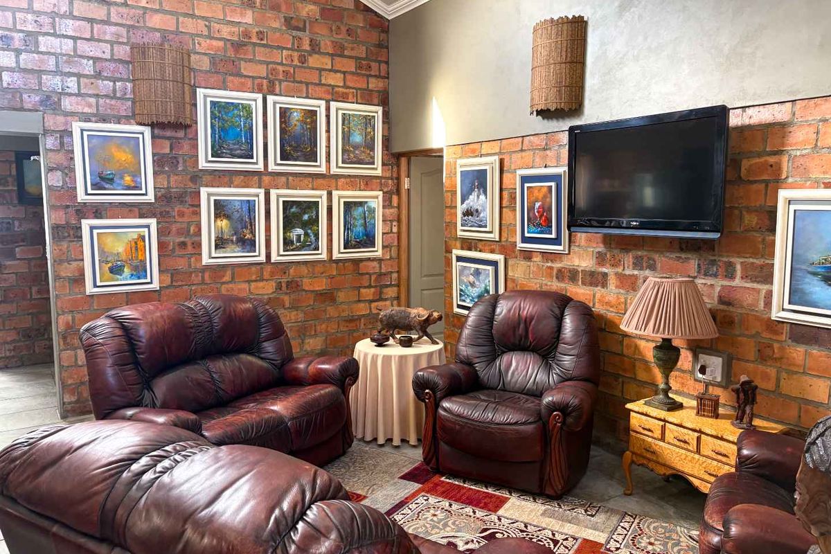 The perfect balance of practical design, open space and abundant natural light. - Photo 5