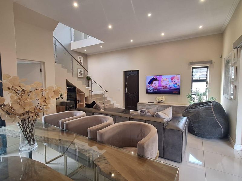 Beautiful, 3-bedroom double-storey home in Ferndale. - Photo 4