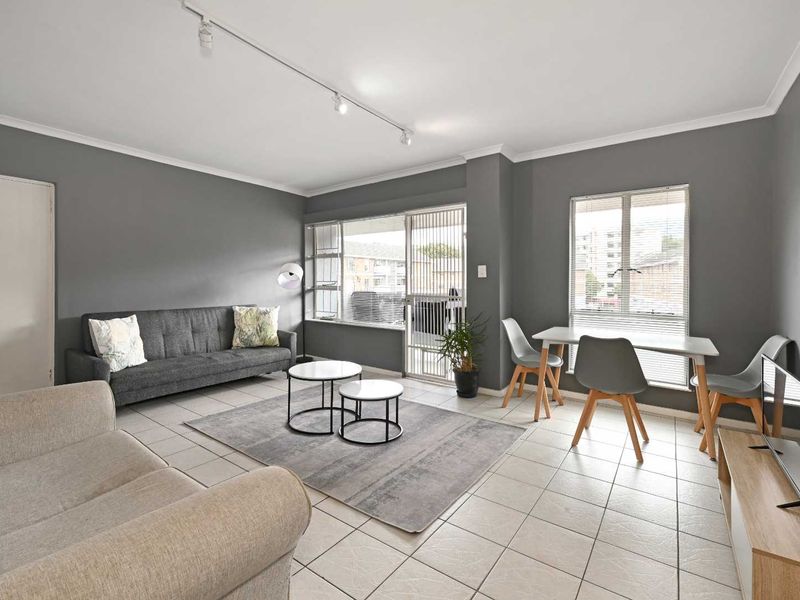 Spacious Two-Bedroom Apartment with Parking Bay - Photo 4