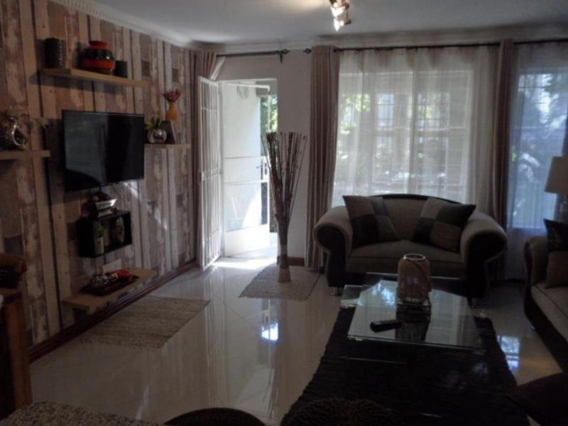 A CHARMING TWO BEDROOM FURNISHED GARDEN APARTMENT - Photo 10