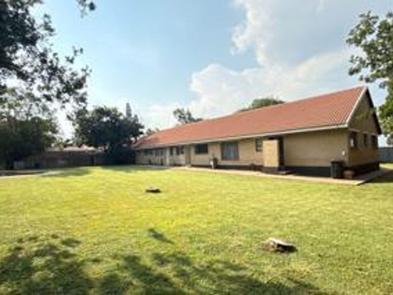 Spacious 4-Bed, 2-bath Family Home on a Massive Stand - Photo 3