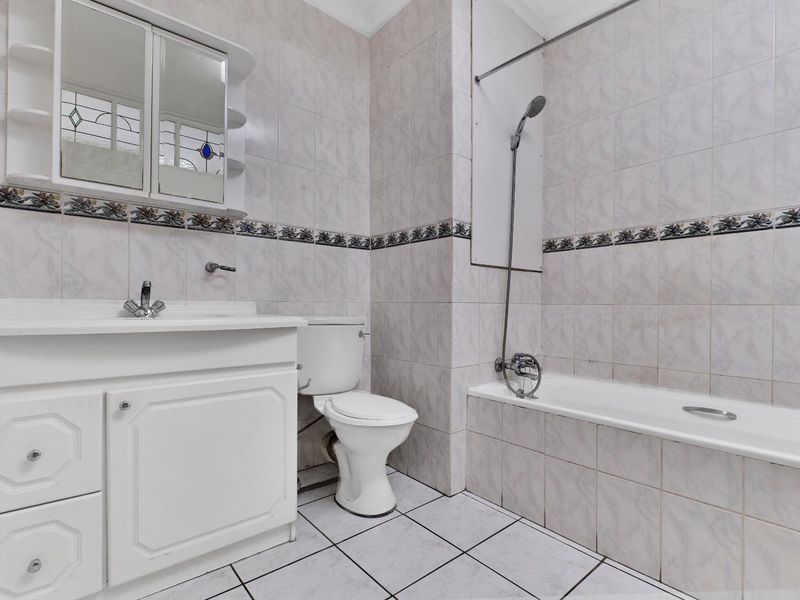 Charming Tudor-Styled 2 Bedroom Apartment in the Heart of Sandown - Photo 10