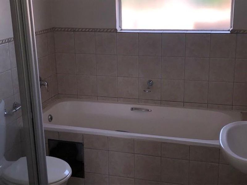 Private end unit - Photo 5