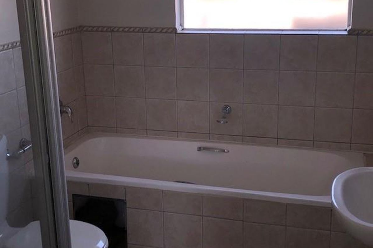 Private end unit - Photo 5